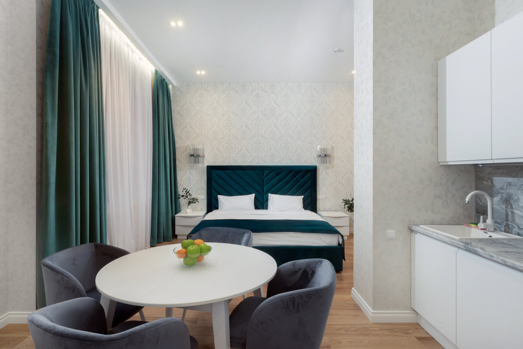 Двухместные апартаменты Классик + с двуспальной кроватью и диваном Эмеральд Apart Hotel by Provence