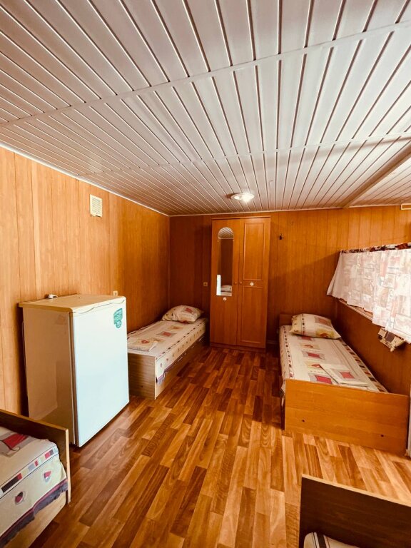 Cama en dormitorio compartido (dormitorio compartido femenino) con vista Kaktus Recreation Camp
