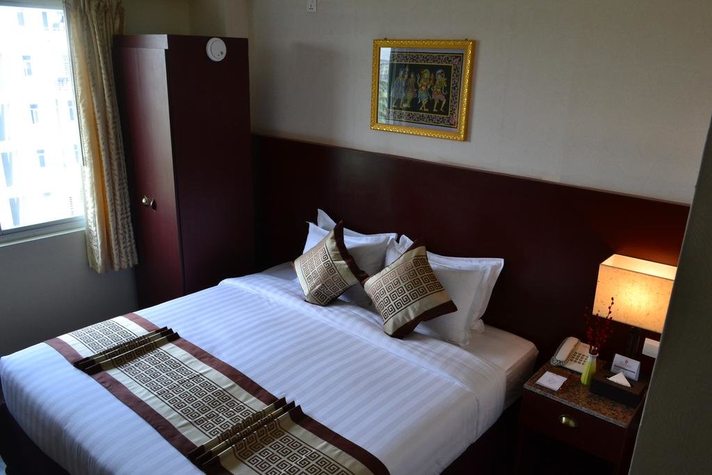 Deluxe room with view Hotel Broadway Yangon