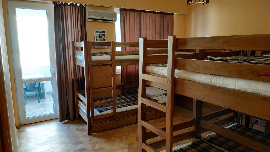 Кровать в общем номере (мужской номер) с балконом и с красивым видом из окна Хостел Парк Вере