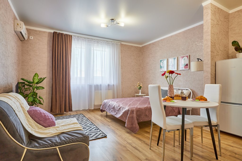 Apartamento 1 dormitorio con balcón y con vista a la ciudad Studiya Na Dombayskoy Flat