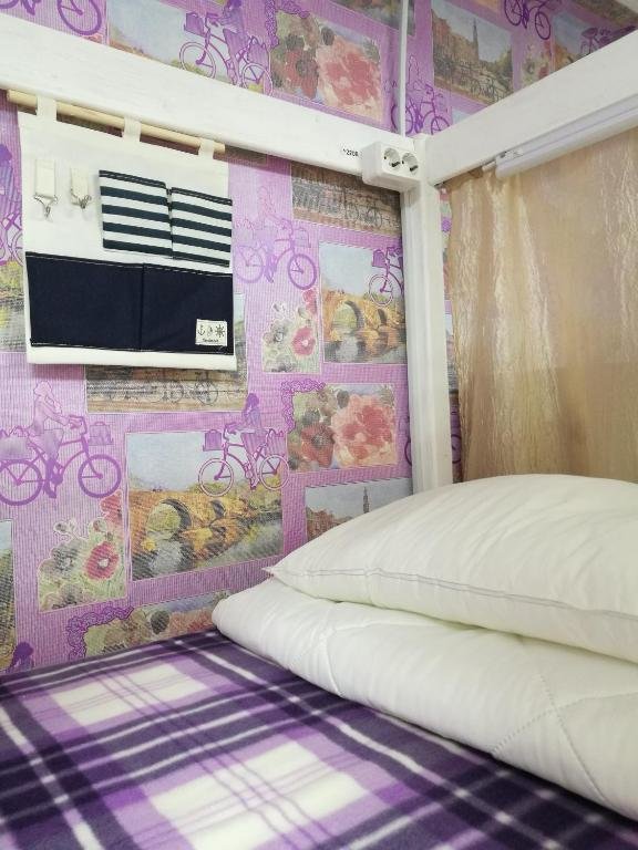 Cama en dormitorio compartido (dormitorio compartido femenino) con vista 03RUS Hostel