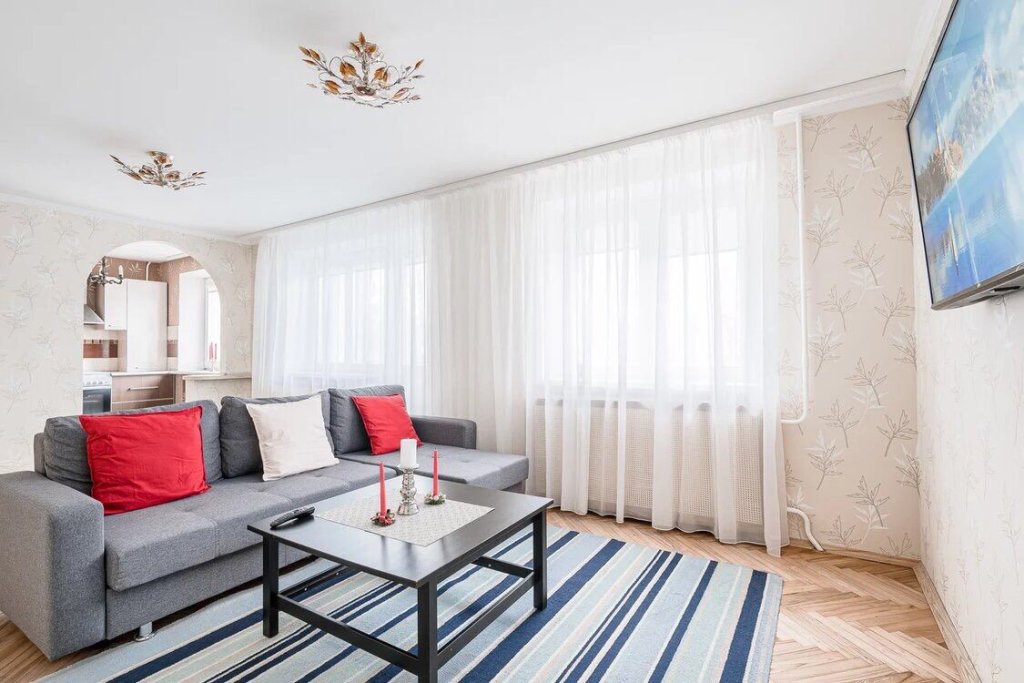 Apartamento cuádruple Estándar 3 habitaciones con balcón Tryokhkomnatnye  GALLERY Minsk Apartment with balcony on Melnikayte