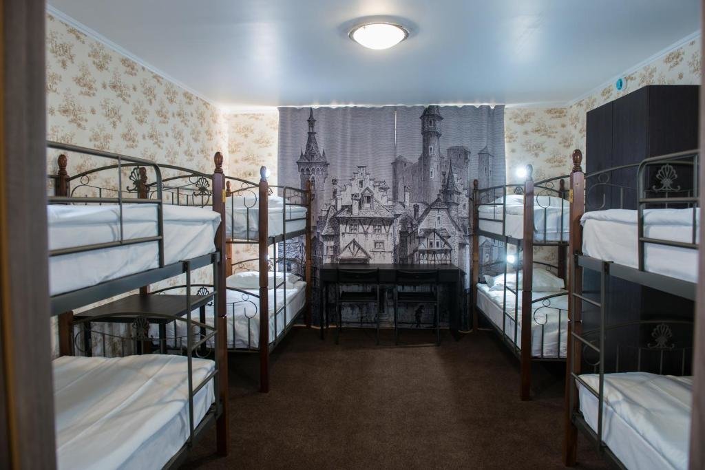 Кровать в общем номере с красивым видом из окна Хостел Green City
