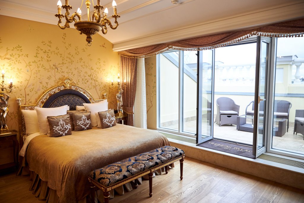 Двухместный люкс с террасой Премьер с гостиной с видом на реку Бутик Отель Дворец Трезини