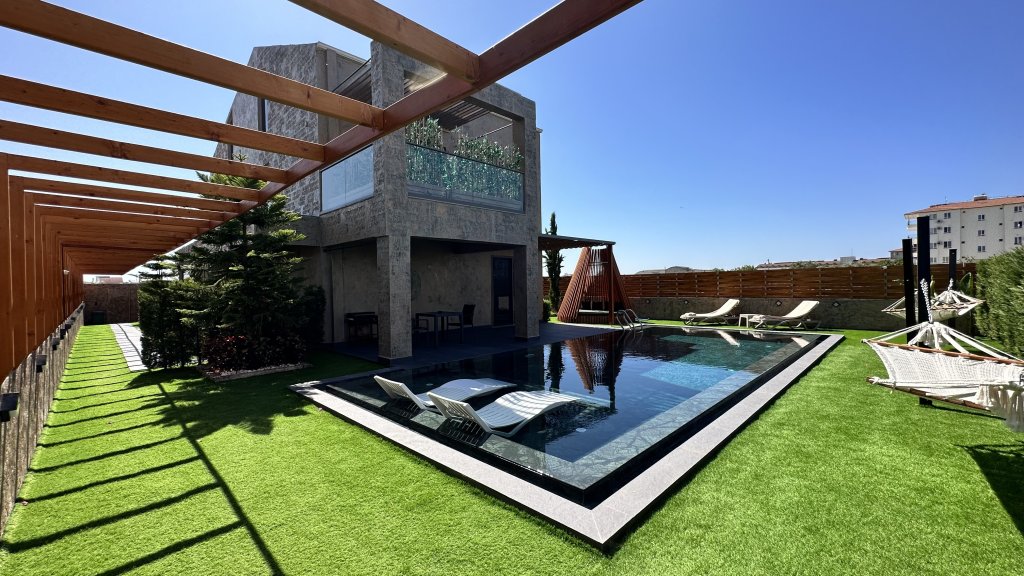 Luxus Villa mit Balkon und mit Blick Villa DrVilla Suits