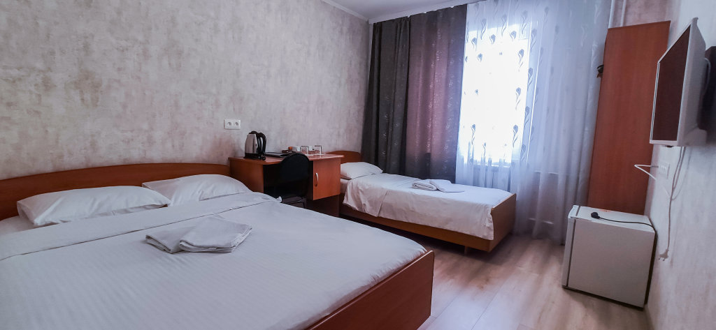 Standard Dreier Zimmer Avrora Hotel