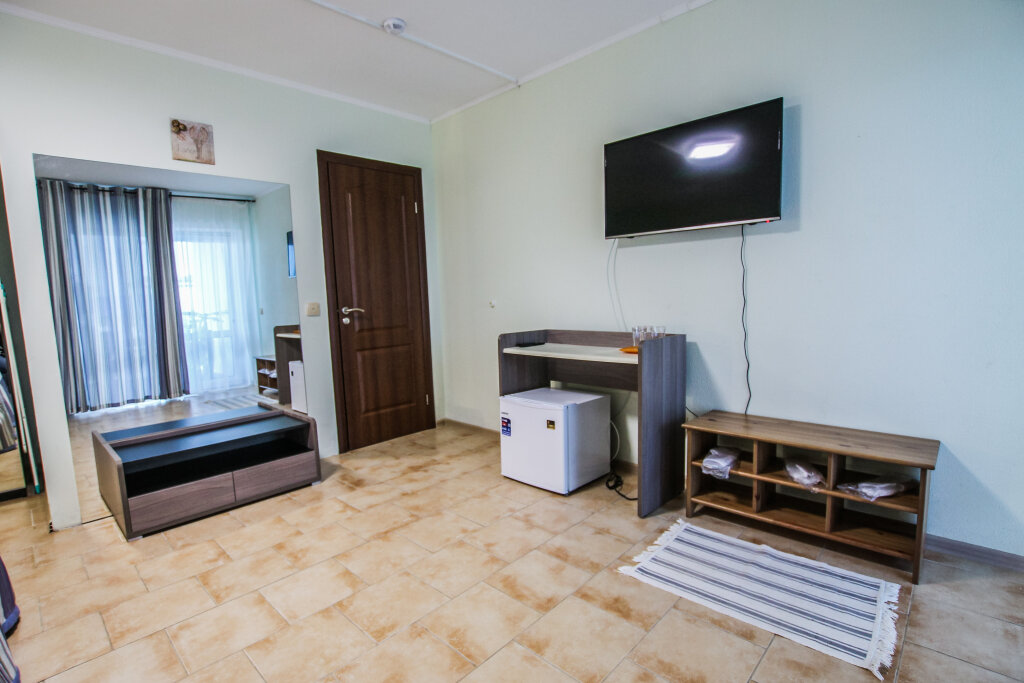 Standard Triple room with view Maverik Haus Mini-Hotel