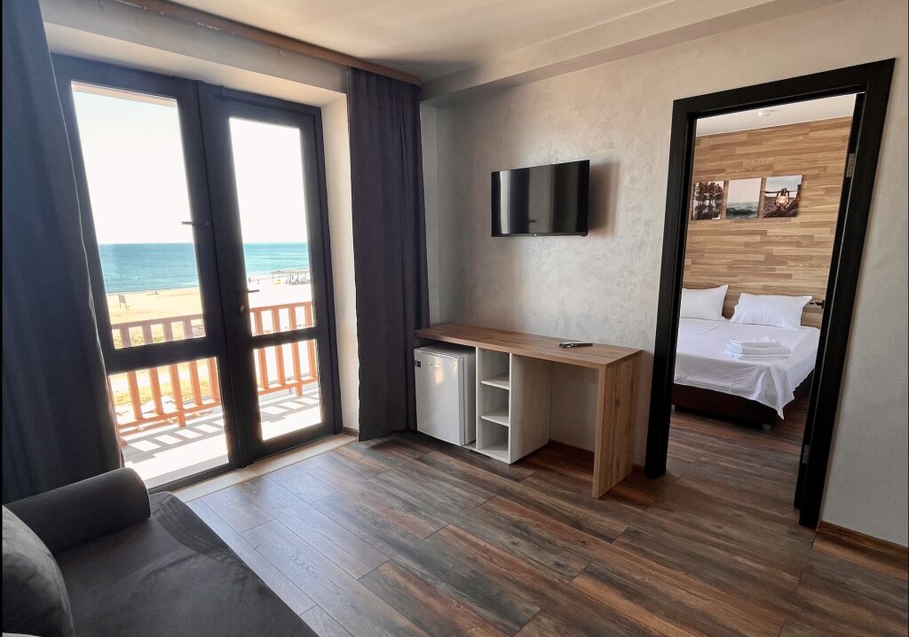 Family Suite with balcony and beachfront Sunny Mini-Hotel