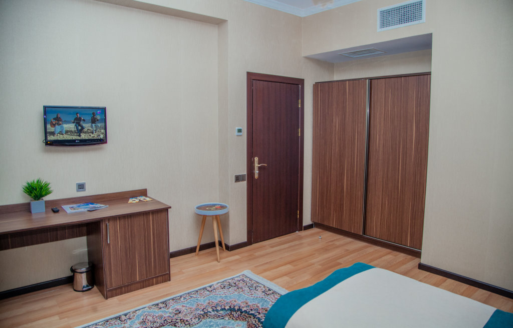 Superior Triple room with city view Nemi Hotel Baku