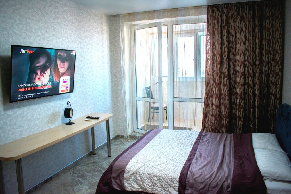 Apartamento doble Superior con balcón y con vista Relax Dzhakuzi V Tsentre Minska Apartments