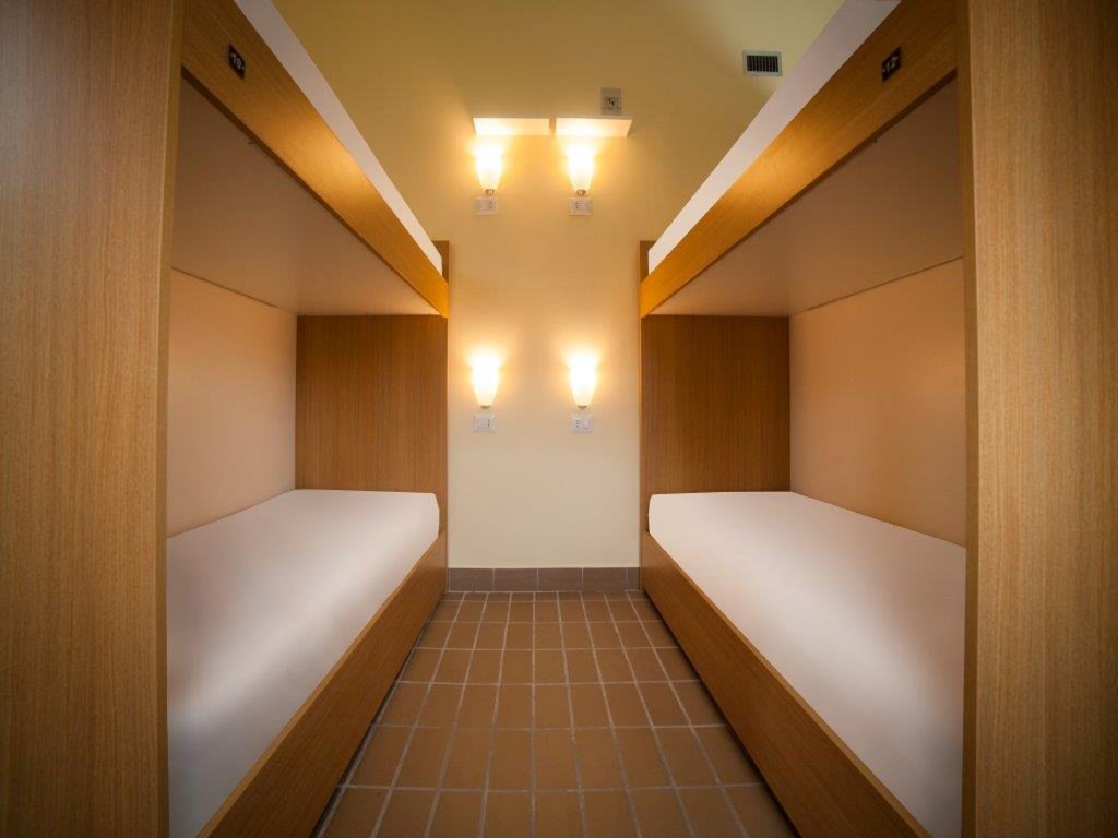 Cama en dormitorio compartido (dormitorio compartido femenino) con vista New Generation Hostel Tirana Center