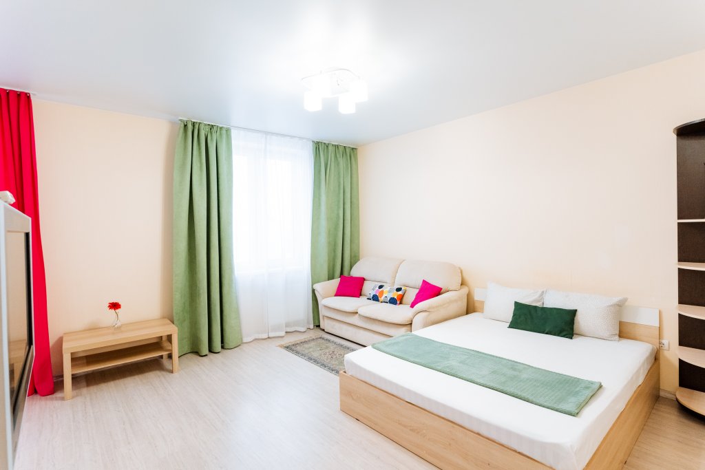 Supérieure quadruple appartement avec balcon et Avec vue S Panoramnyim Vidom V Tsentre Goroda Apartments