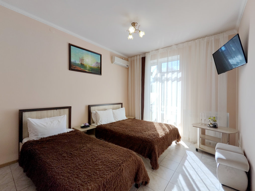 Standard Triple room with balcony and with view Arina Guest House