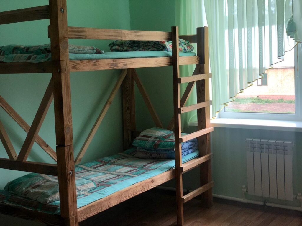 Кровать в общем номере с красивым видом из окна "Казачья усадьба"