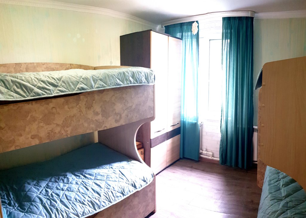 Кровать в общем номере с красивым видом из окна Хостел  Берлога Кунашир
