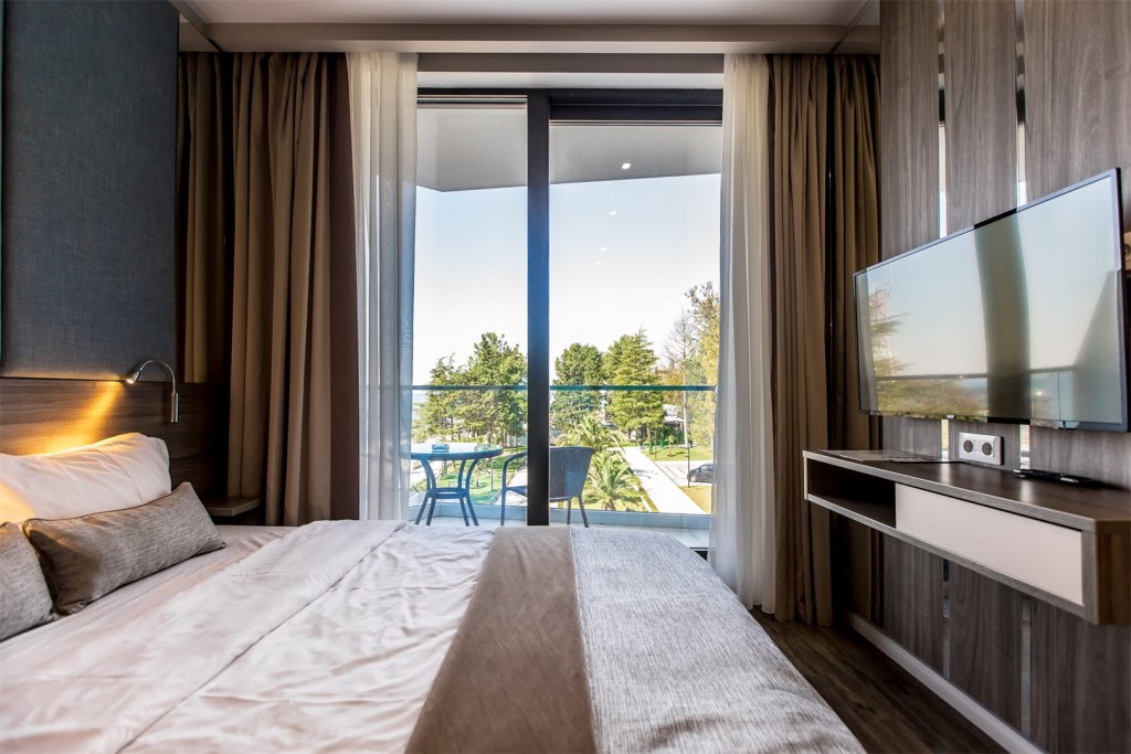 2 rooms Deluxe room with balcony and with park view Luchezarniy Resort