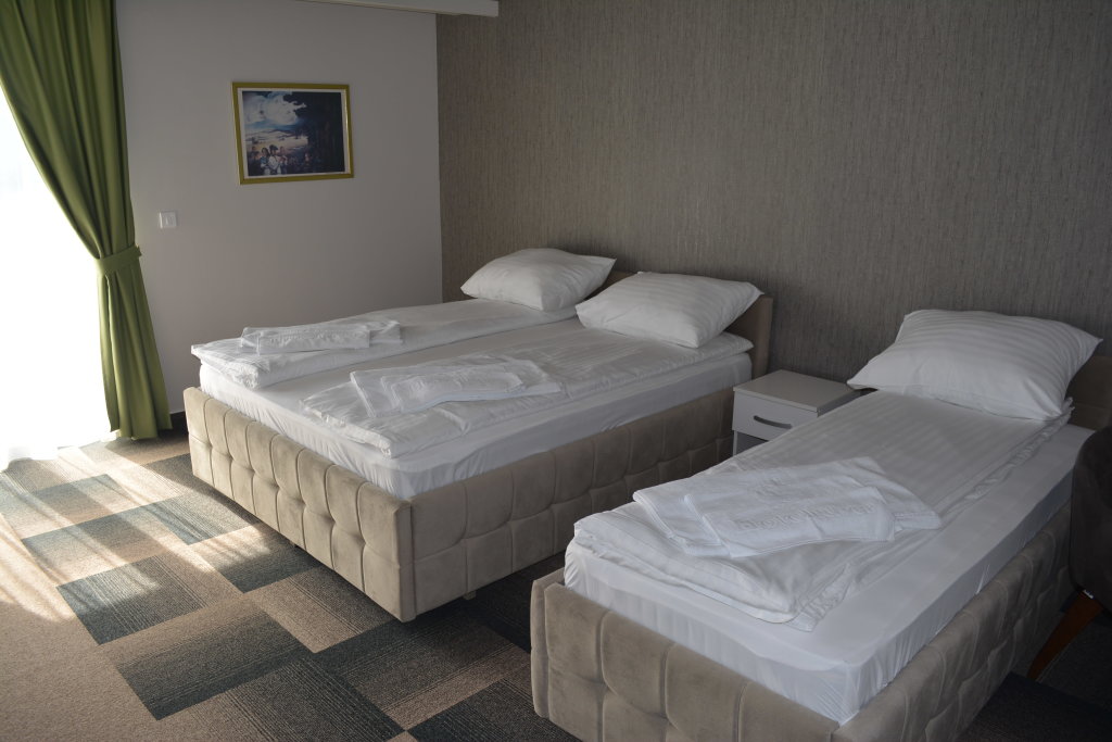 Standard Dreier Zimmer mit Balkon Hotel River