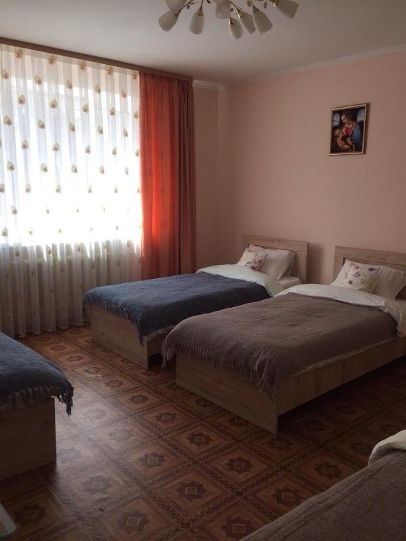 Кровать в общем номере (мужской номер) с красивым видом из окна Homey Hostel