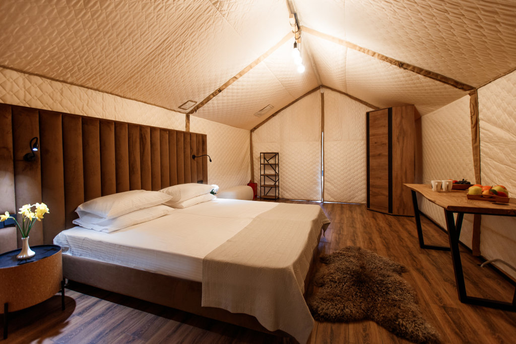 Tent with balcony and with view Yenot Glamping