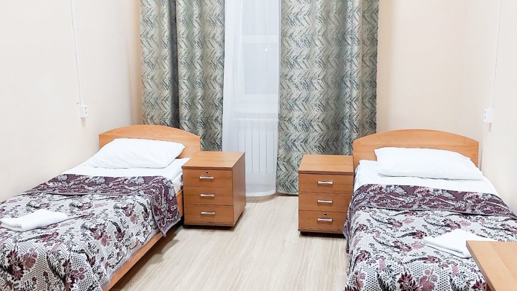 Cama en dormitorio compartido con vista a la ciudad Hotel  Smart Hotel Kdo Tambov