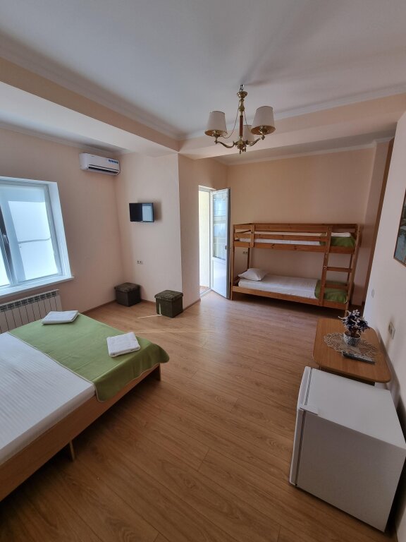 Standard quadruple chambre avec balcon et Avec vue Malakhit Guest House