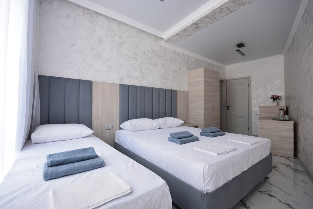 Supérieure triple chambre avec balcon Rezidentsiya Gavt -Grupp Apart-hotel