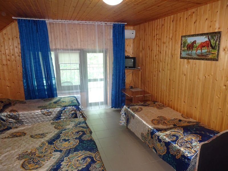 Supérieure triple chambre avec balcon Gavan Guest House