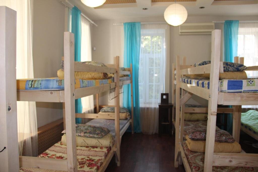 Кровать в общем номере Гостевой дом Любава на набережной