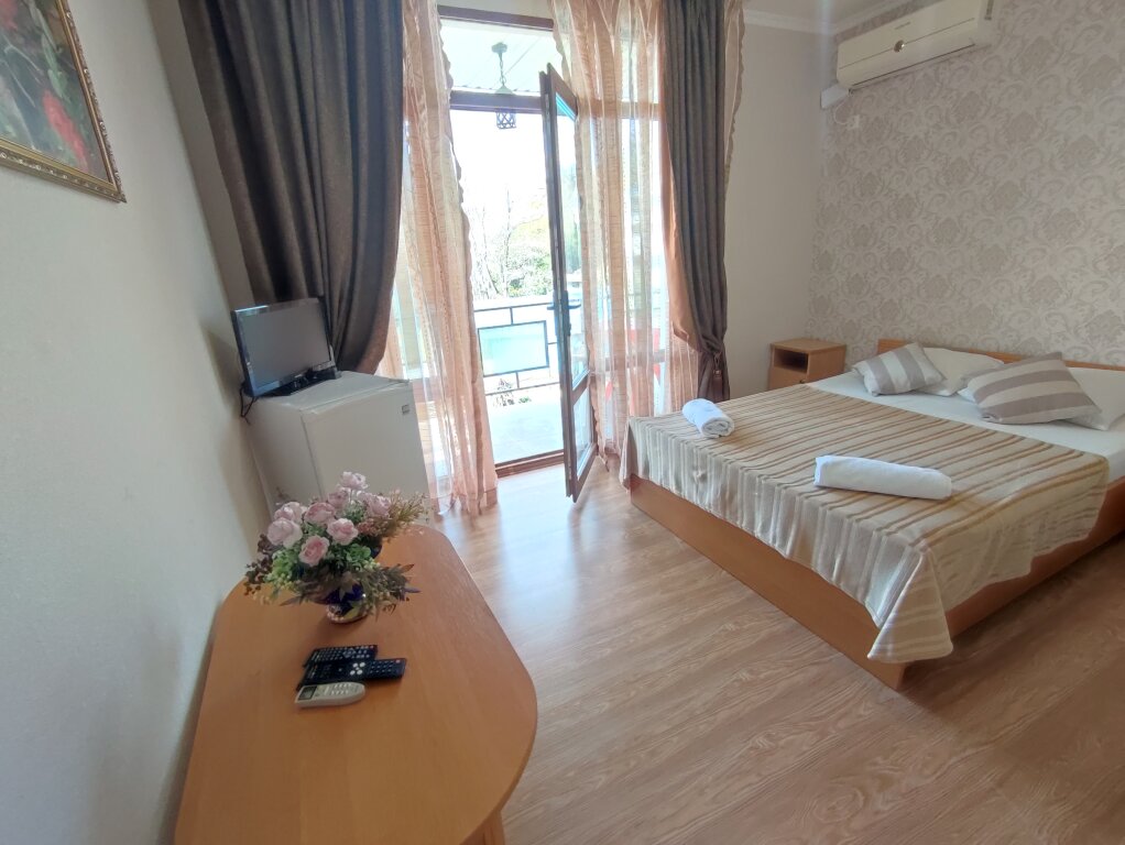 Supérieure triple chambre avec balcon et Vue mer Uyutny Loo Guest House