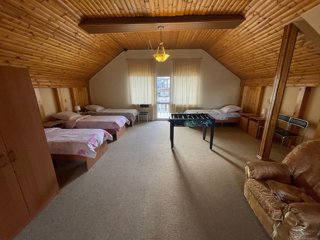 Bett im Wohnheim mit Balkon und mit Blick Krasnaya Polyana Hostel