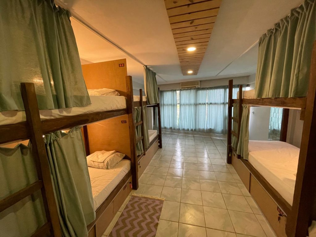 Cama en dormitorio compartido (dormitorio compartido femenino) con vista CAMP&HOSTEL Antalya