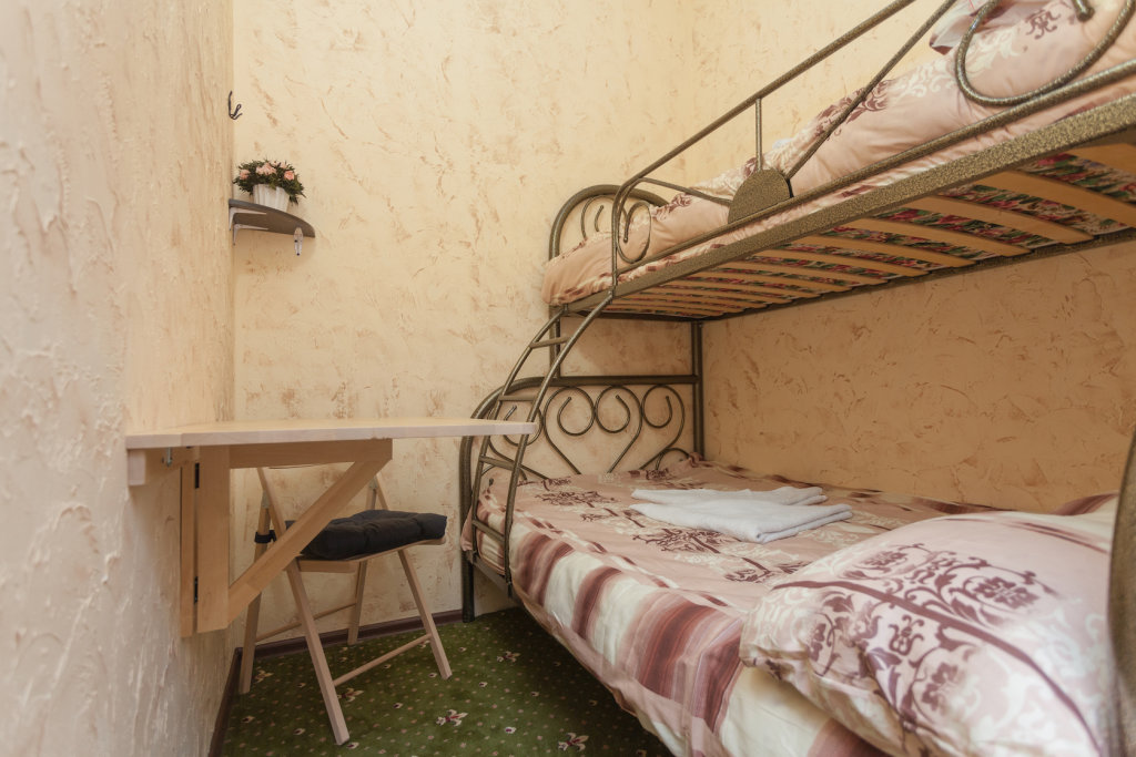 Трёхместный номер с двухъярусной кроватью без окна Economy Отель Винтерфелл на Смоленской