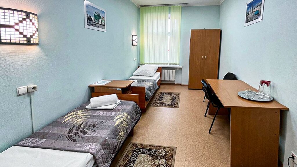 Cama en dormitorio compartido con vista Smart Hotel Kdo Kazan Hotel