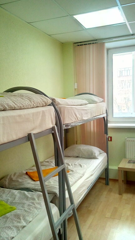 Кровать в общем номере (мужской номер) с красивым видом из окна Хостел Радуга
