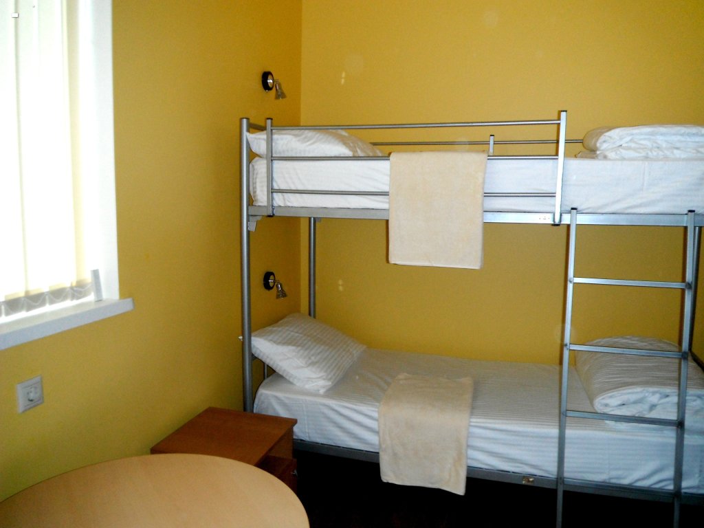 Кровать в общем номере с красивым видом из окна Хостел Москвич