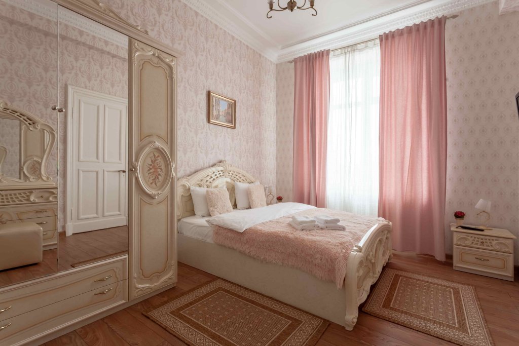 Апартаменты с 3 комнатами с видом на город Сталинские высотки Кудринская