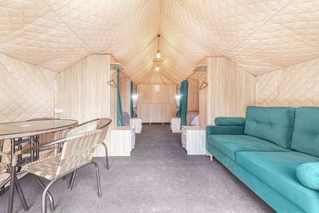 Bed in 6-beds Atmosfera Safari-tent mit Bergblick O2kislorod Glamping