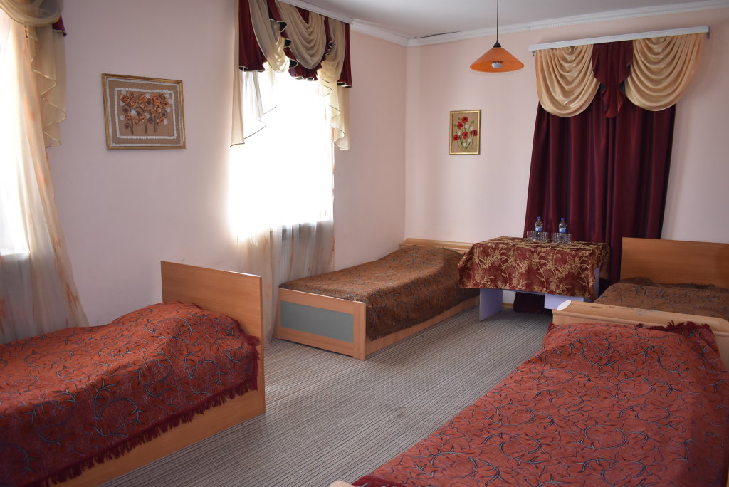 Cama en dormitorio compartido con vista Stara Banya Hotel
