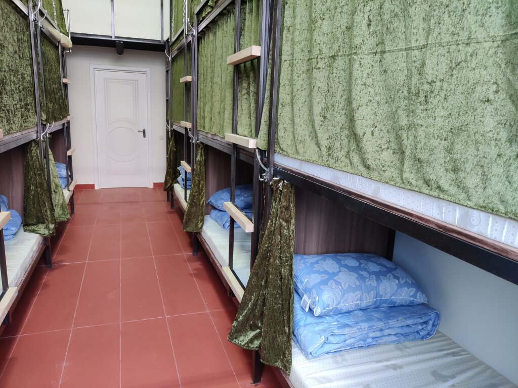 Cama en dormitorio compartido con vista Chili Hostel