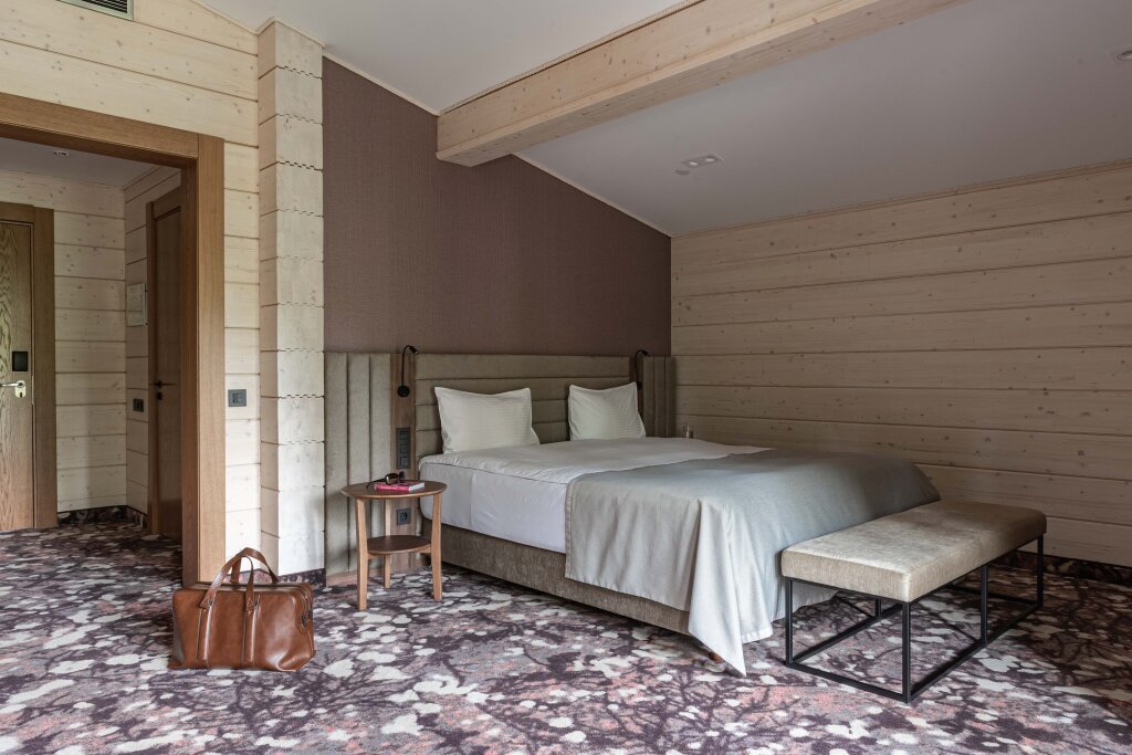 Deluxe Doppel Zimmer 2 Schlafzimmer mit Balkon Cosmos Collection Izumrudny Les Hotel