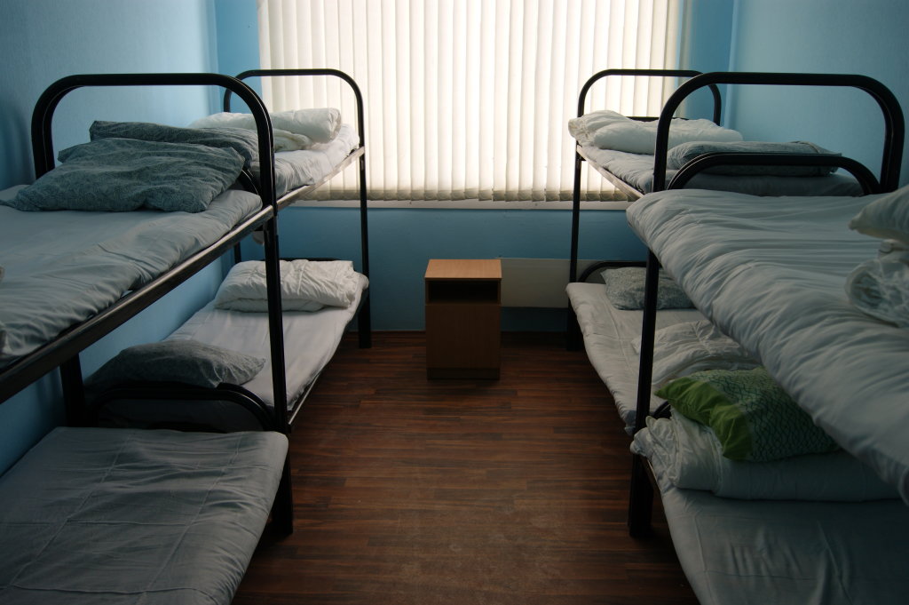 Cama en dormitorio compartido con vista Mystery Hostel