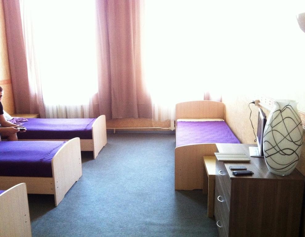 Кровать в общем номере с красивым видом из окна Хостел Gosti