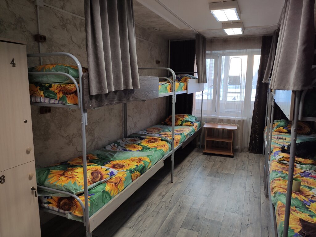 Кровать в общем номере (женский номер) с красивым видом из окна Хостел Подсолнух