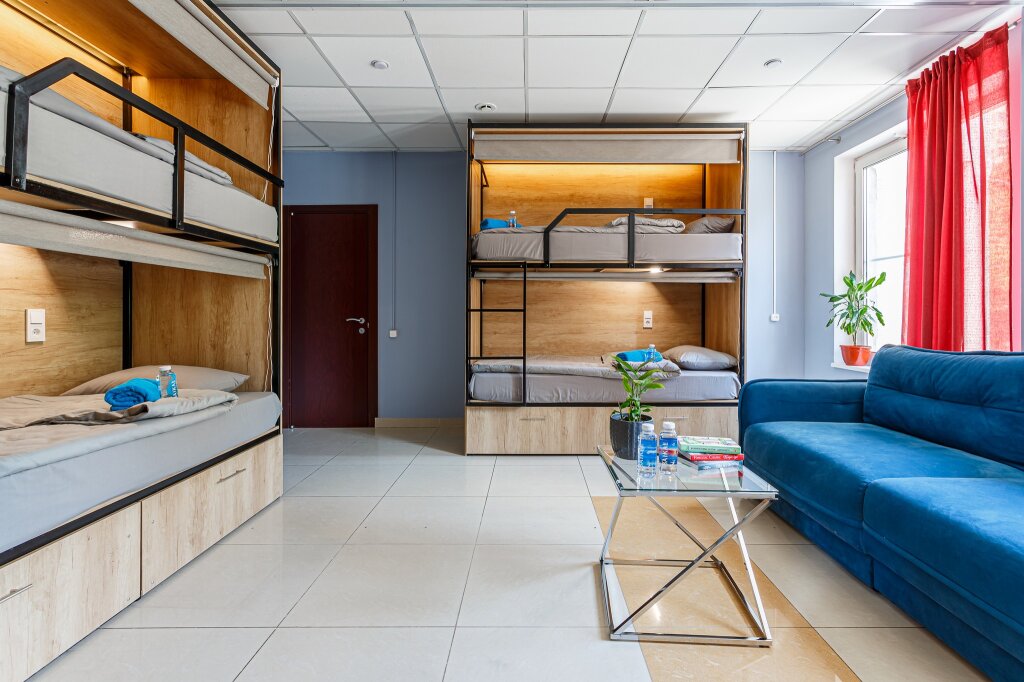 Cama en dormitorio compartido con vista M&d Host Hostel