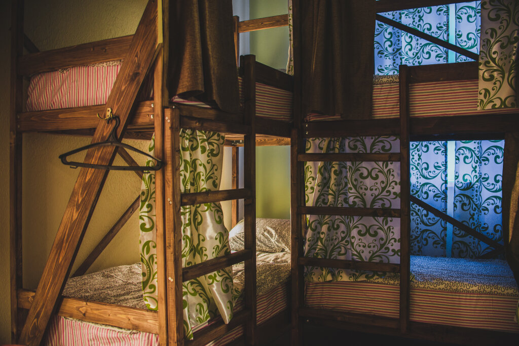 Кровать в общем номере с красивым видом из окна Хостел Роща Рязань