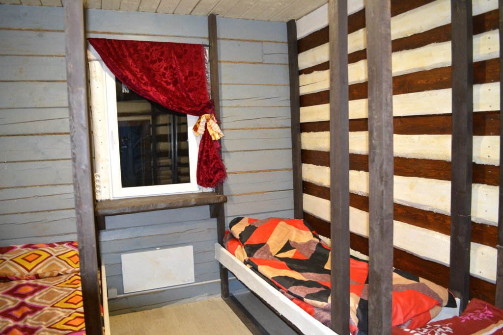 Cama en dormitorio compartido frente a la playa Svyatogo Olafa Guest house