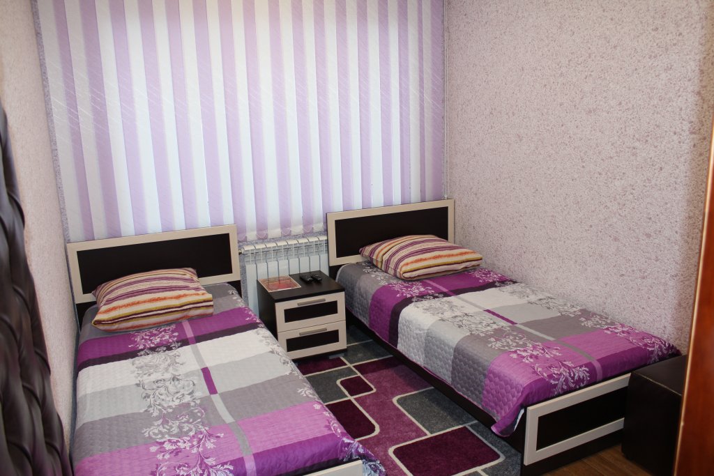 Cama en dormitorio compartido Sofiya Hotel