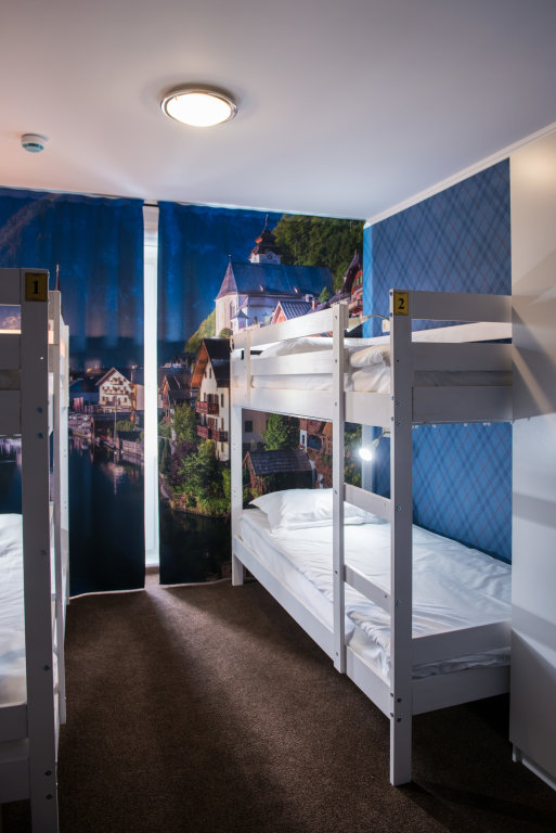 Кровать в общем номере (женский номер) с красивым видом из окна Хостел Green City