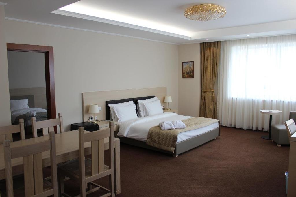 Suite familiar con balcón y con vista al mar Caspian Riviera Grand Palace
